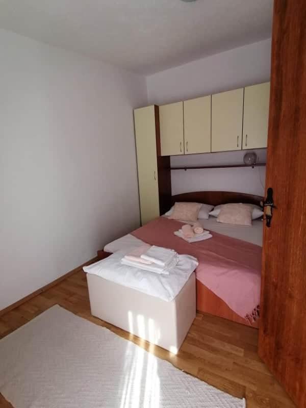 Apartment Krmpotic วีร์ ภายนอก รูปภาพ
